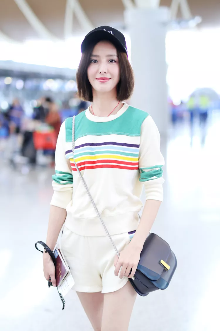 佟丽娅为了秀腿，裤子短到不能再短了，网友：没洗头还这么张扬