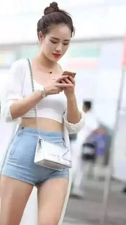 紧身牛仔短裤的气质小姐姐，白皙肌肤让人忍不住多看一眼