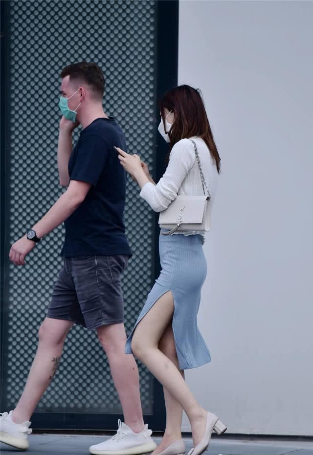  身材比例@春季时尚姑娘的短裙，年轻人喜欢百褶裙，成熟女士喜欢筒裙