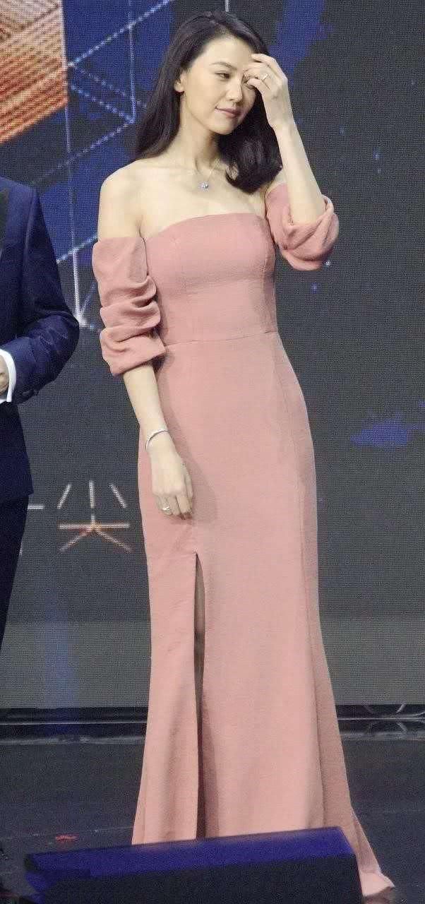 39岁高圆圆出席活动气质优雅