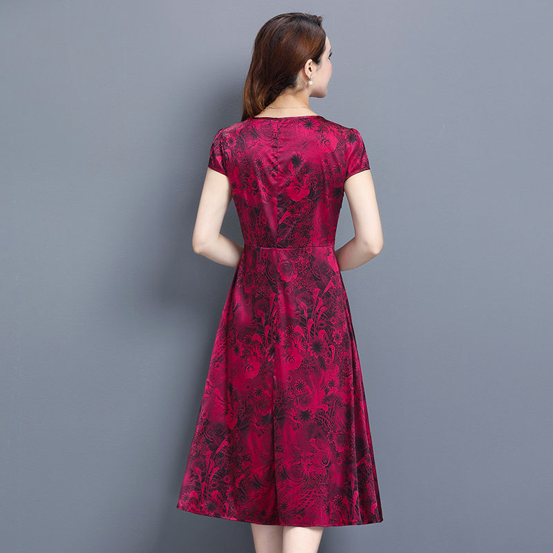 50岁妈妈胖又矮，刚发工资给她买了5件“妈妈装”，高贵又减龄