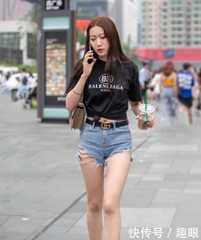  「美女」美女街拍俏皮可人的小姐姐，紧身裙打扮，穿出青春活力
