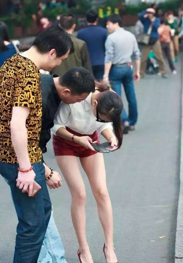 街拍：穿高跟鞋还不习惯的年轻小姐姐，双腿一直弯屈着!