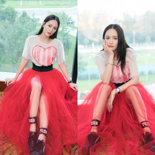 唐嫣与陈乔恩同穿纱裙配t恤，相差4岁，看鞋就知道谁是真少女！