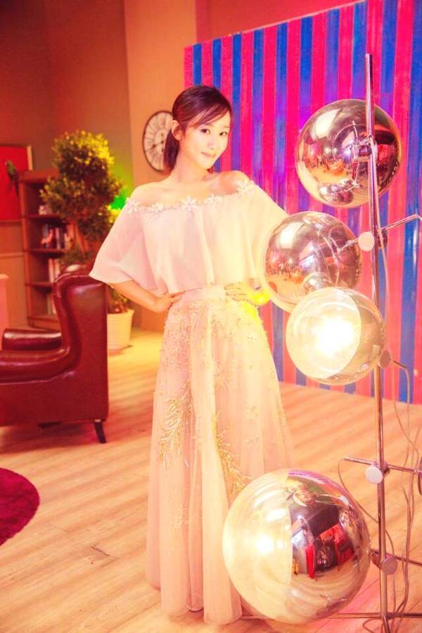 杨紫 又一波时尚“暴击”, 杨紫 芭莎慈善夜穿搭也太好看了吧！