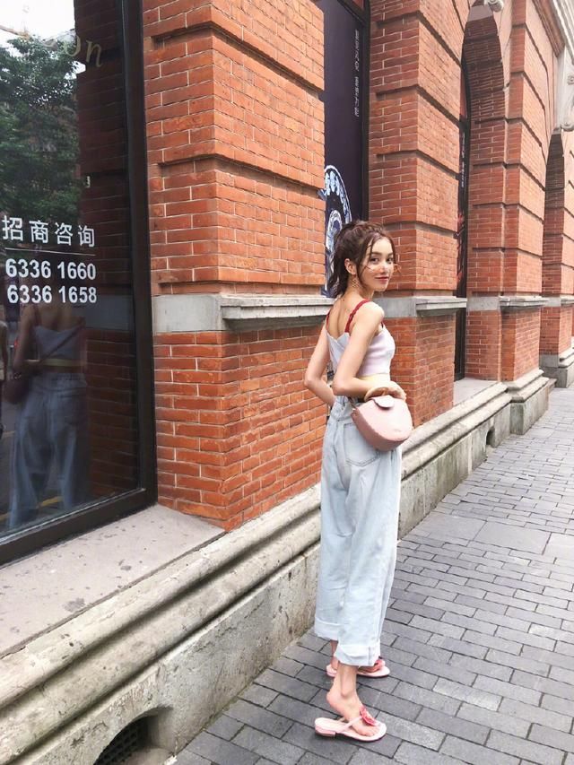 25岁黄一琳为了显身材真敢穿，亮片紧身裙真显s型