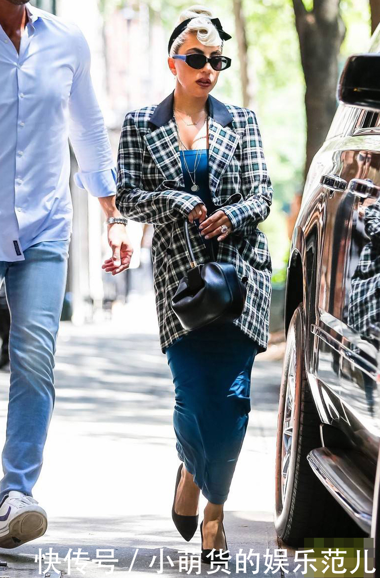 LadyGaga出街，小肚子鼓好高太抢镜，网友：里面是真实存在的吗？