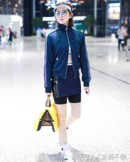 景甜街拍越来越看不懂了！运动服加羽绒包，以前的标配是爱马仕！