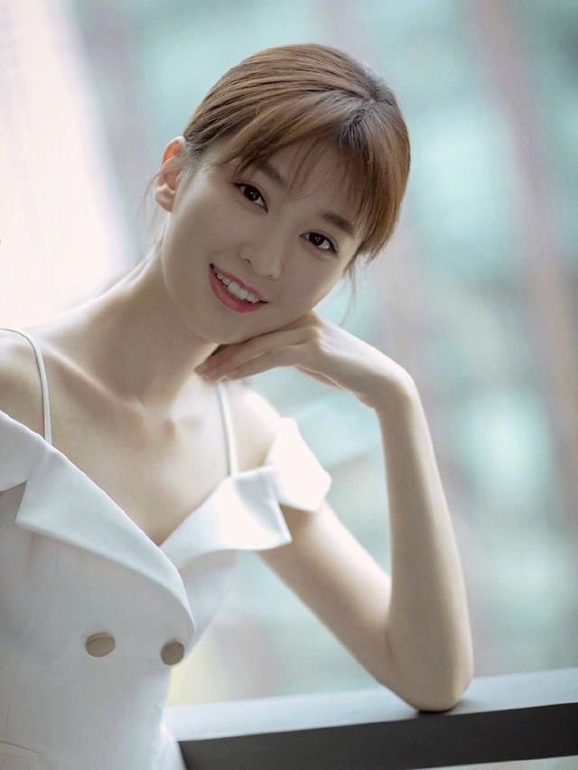 乔欣穿一席白色套装，小露香肩上演骨感诱惑，衣品好就是任性！