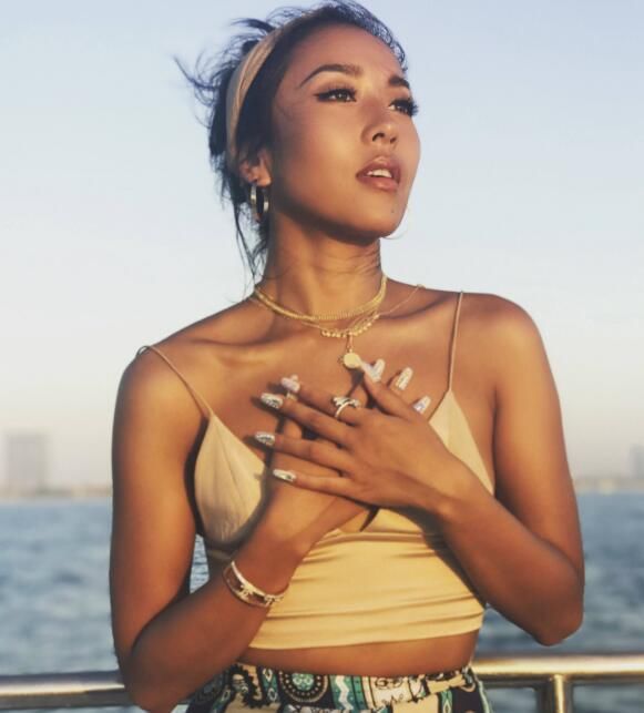 吉克隽逸机场现身，“黑美人”身材火辣，身高160却穿出超模身材