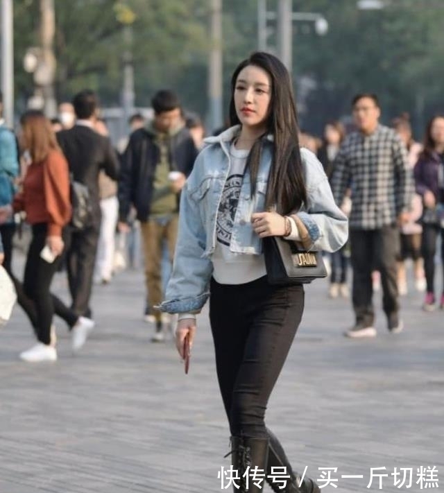 「 美女」个性穿搭，尽显青春朝气，街拍美女身材曼妙的小姐姐
