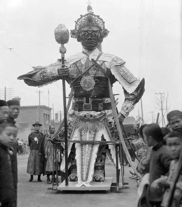 美国人在鞋盒里发现了6000张中国老照片，轰动全世界