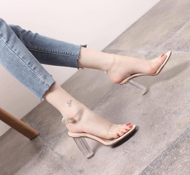 一字扣凉鞋，透明的性感脚丫