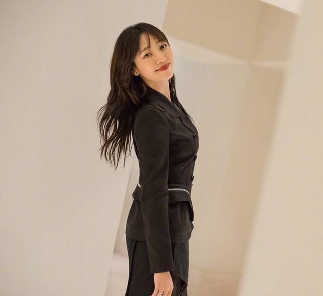 白百何靠自己的衣品成功洗白，一条黑裙子，穿出骨感美!