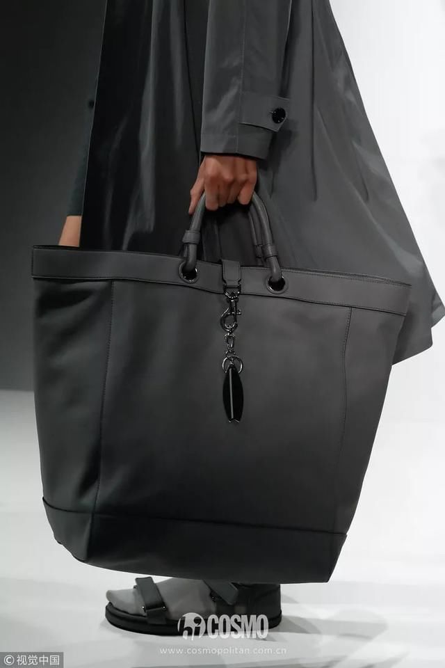 T型台｜艾玛罗伯茨这一身真好看，不过这是去看秀还是去上班？