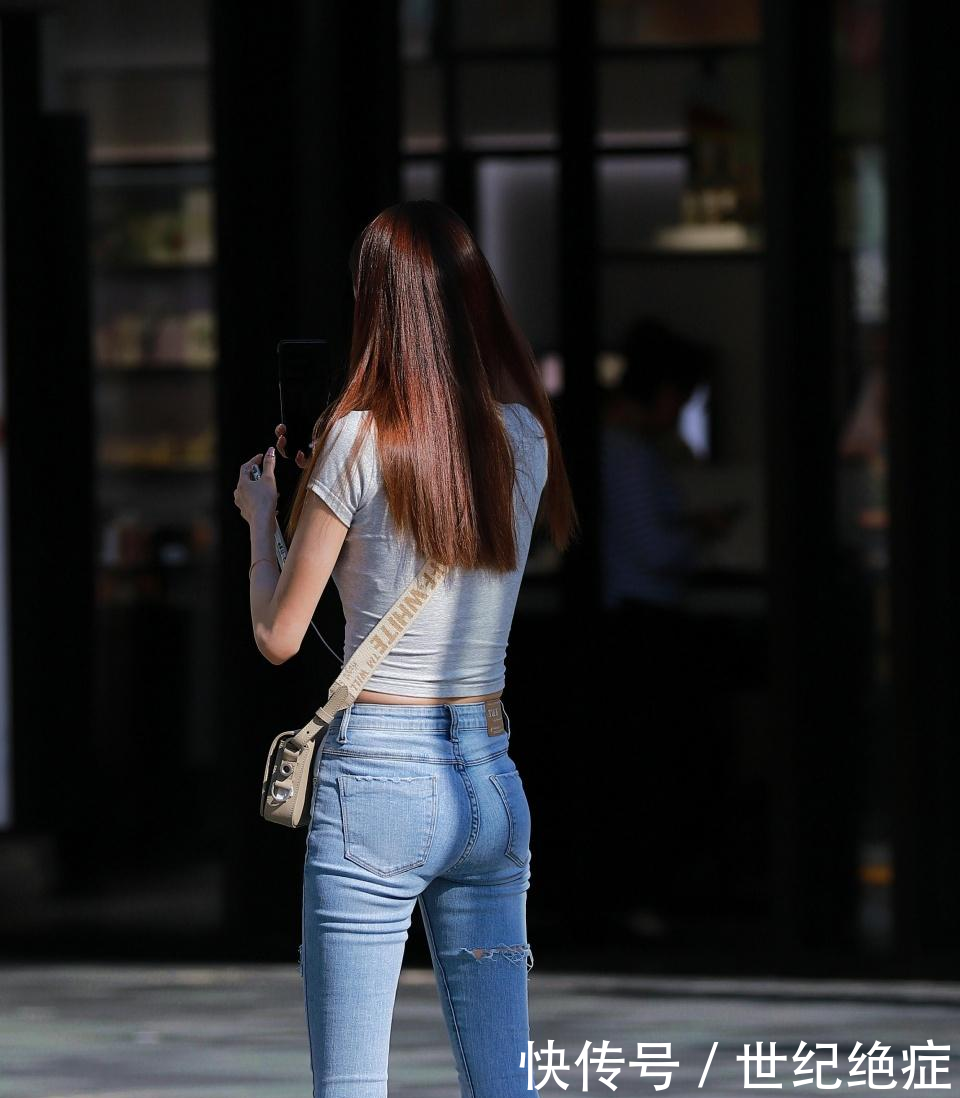 披肩发、牛仔裤的她身材婀娜、气质有型, 你喜欢欣赏吗