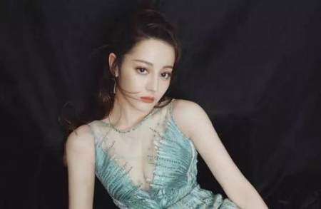 迪丽热巴穿蓝色旗袍