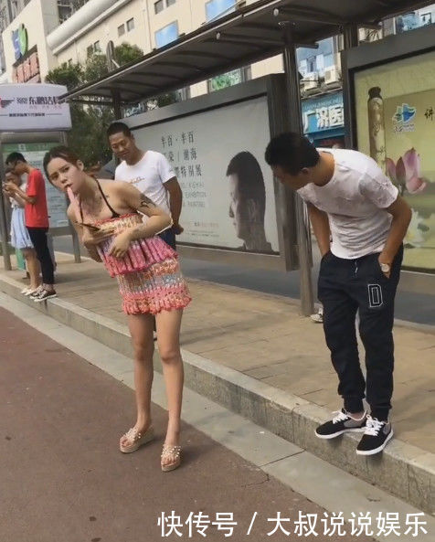 美女身穿冰棒衣在公交站等车,最时尚的防暑神器