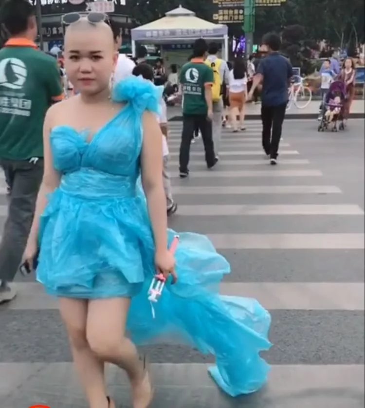 光头女为走红身披塑料袋街头辣眼，最近的网红越来越无底线