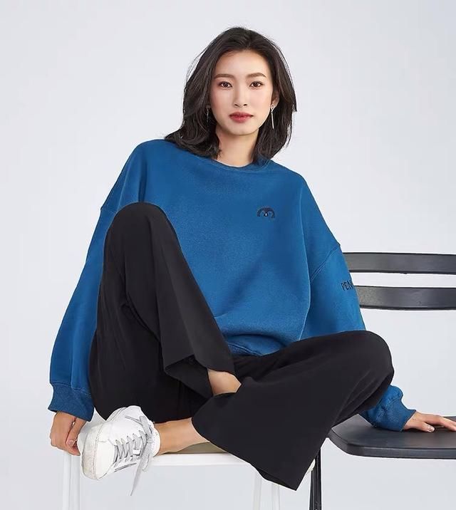 美女:今年春夏这个色系美炸了!显白高级还不挑人,小个子美女穿很大方