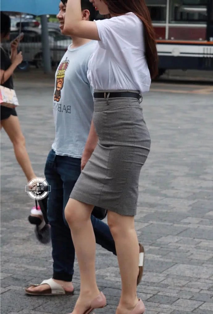 身材高挑的小姐姐包臀裙穿出修长的美腿，宽松的上衣美艳动人