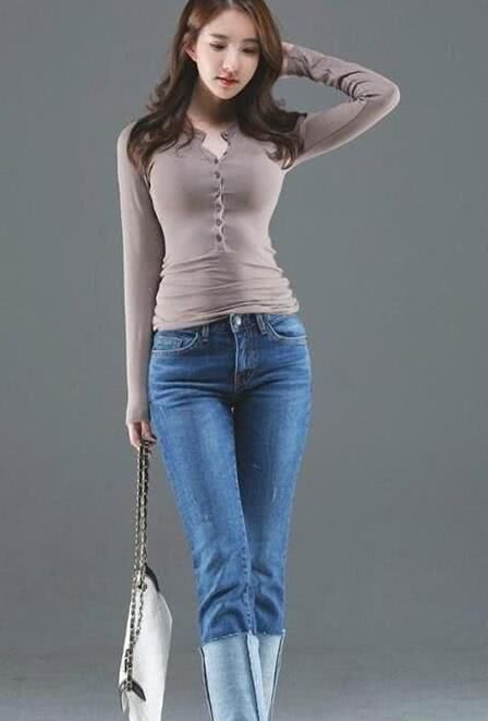 秋季穿搭，牛仔裤日常常见的服饰，永不过时年年流行