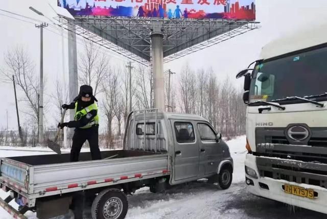 正是这些风雪中坚守的身影，让这个寒冷的季节多了许多温暖