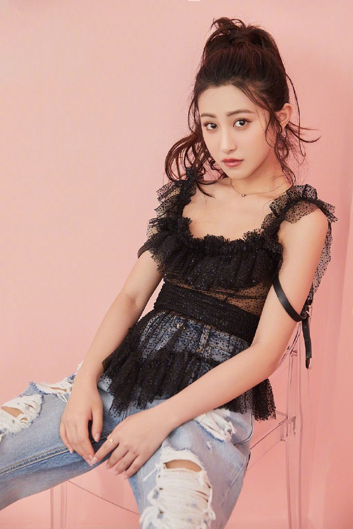 朱圣祎气质性感写真图集，时尚靓丽，青春朝气!