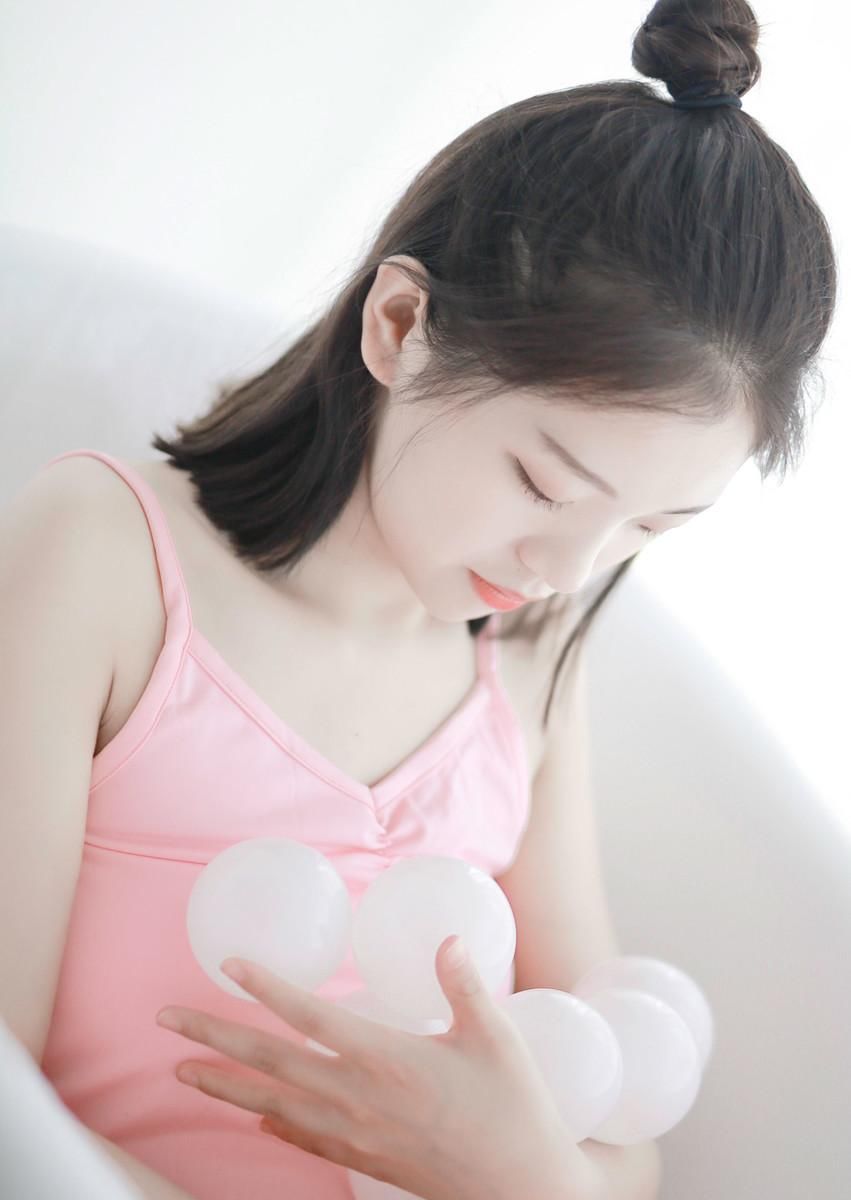 极品吊带美女丰腴曲线性感私房写真