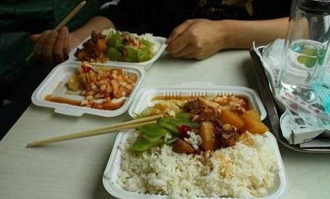  【卖盒饭】一趟火车有这么多乘客，为什么几十份的盒饭却卖不完