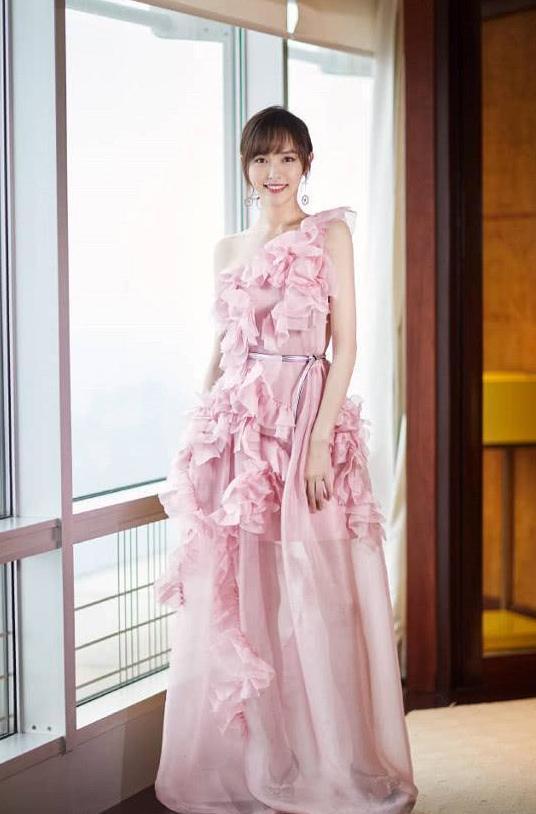 唐嫣身穿一袭花朵粉裙亮相, 本就甜美再搭一个齐刘海造型, 太嫩了