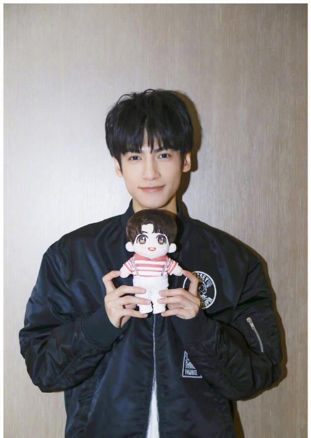  #秀气#罗云熙儿时照曝光 眉目秀气被赞自小帅到大