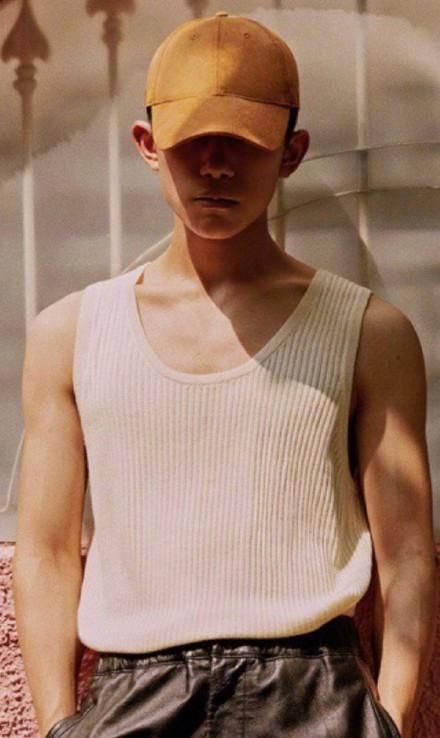 18岁易烊千玺肌肉线条太撩人！彩辫+葱须刘海真是个性过了头！