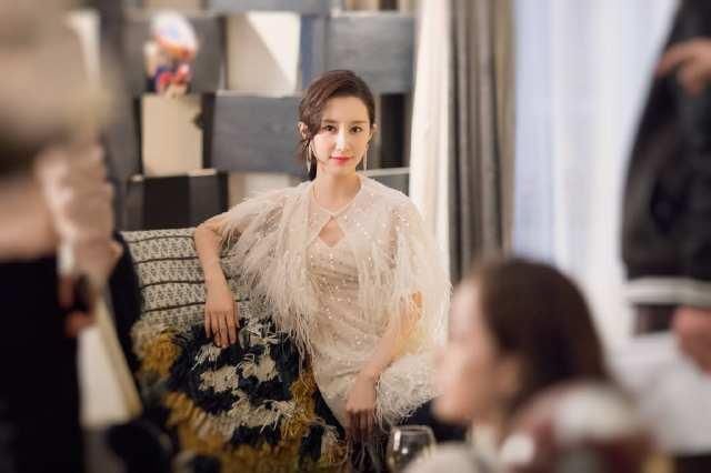 31岁舒畅再次惊艳众人，穿粉色长裙嫩到飞起，仍是初恋模样!