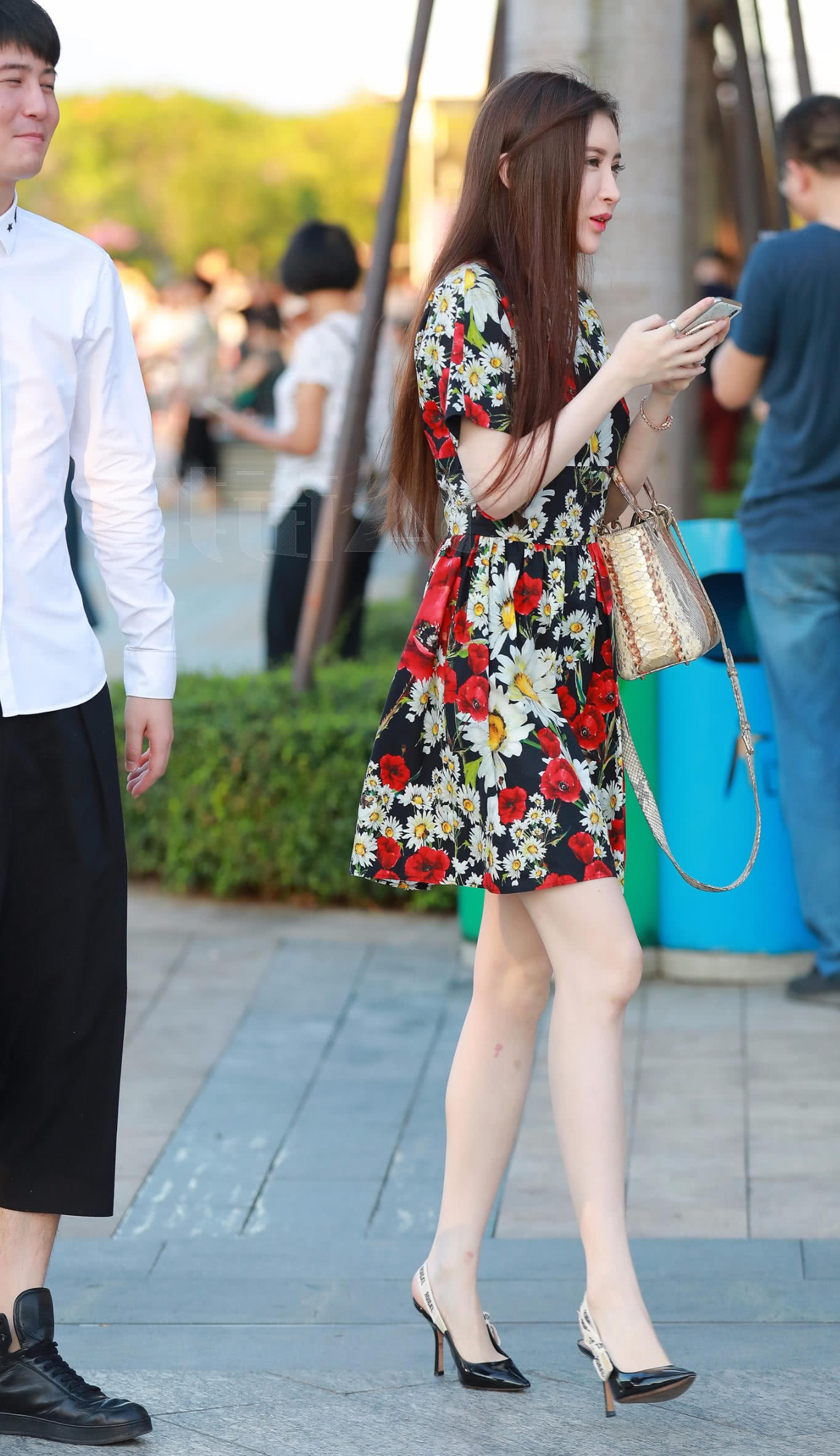 街拍甜美小姐姐与同事谈笑风生，在她转身的时候，同事的眼神耐人