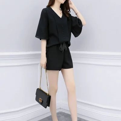 还别说，矮个子唯有穿这样的套装，不穿带跟的鞋子都贼显高，巨美