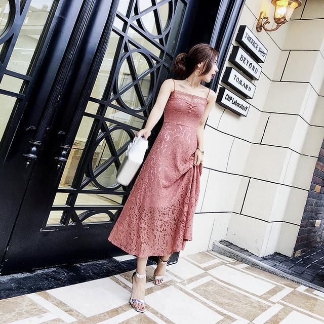 吊带连衣裙，被女神敬而远之，其实不然，她更能体现女人的魅力！