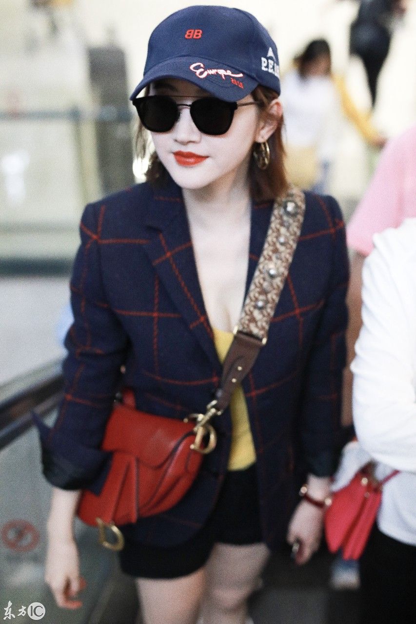 北京机场景甜大秀白长腿，事业线都暴漏了，网友:男同胞的福利