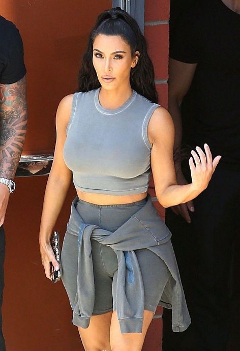 卡戴珊紧身运动装秀傲人身材 撩发超有范获猛男护驾