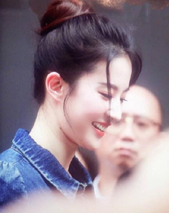 “神仙姐姐”回来了,刘亦菲瘦回颜值巅峰,一袭牛仔裙美出新天际