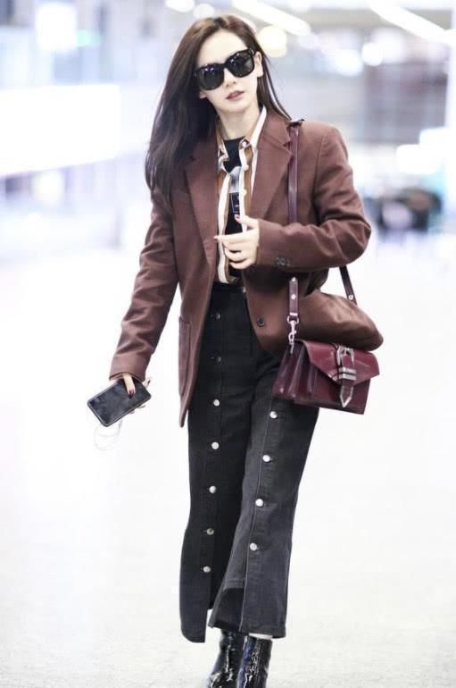 戚薇这身造型很有特色，这么长的裤子，感觉像给机场在拖地！