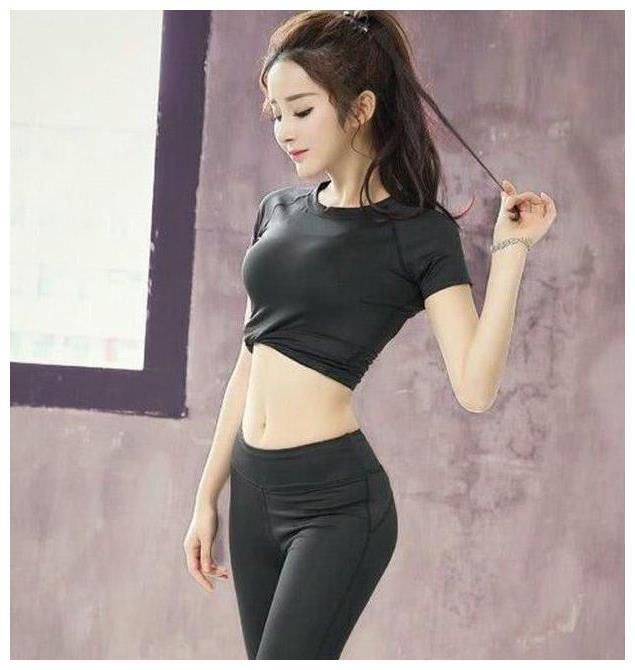 美拍:紧身裤时尚版型把女人味尽情释放，完美身材，直叫路人羡慕