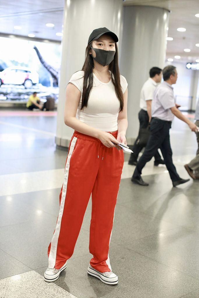 徐冬冬素颜现身机场，口罩掩面街头风十足，张开双臂放飞自我