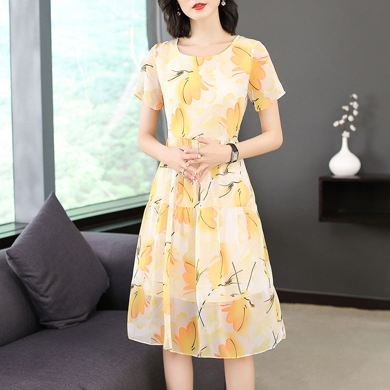 越来越多女人不穿小背心了,现时兴这“透透服”,凉爽更美嫩