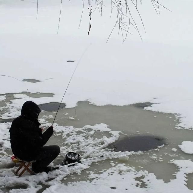  砸开|在寒冷的冬天，砸开冰窟窿，我踏雪学垂钓