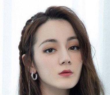 脸部：脸部变得柔和不少，秒变清纯少女，迪丽热巴挑战橘子汽水妆