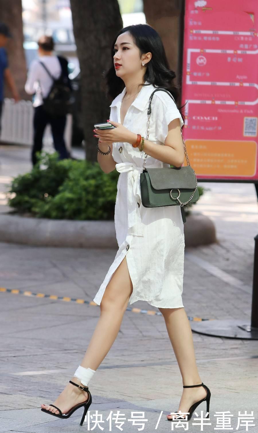  真显：街拍：小姐姐黑色吊带T恤搭紧身牛仔裤，戴墨镜真显年轻！