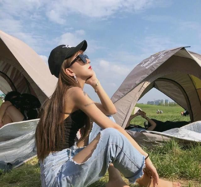 清秀亮丽身材丰腴的小姐姐，时尚性感完美展现女性独特韵味