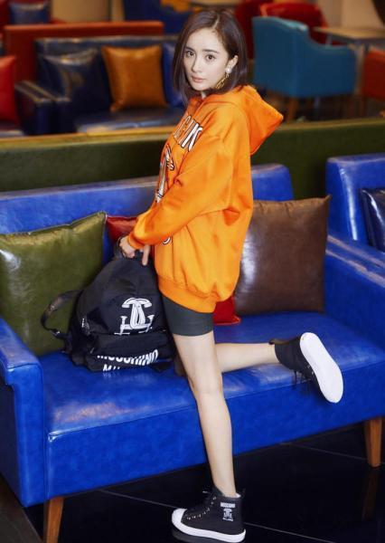 离开高跟看女神，赵丽颖尴尬身材55分！