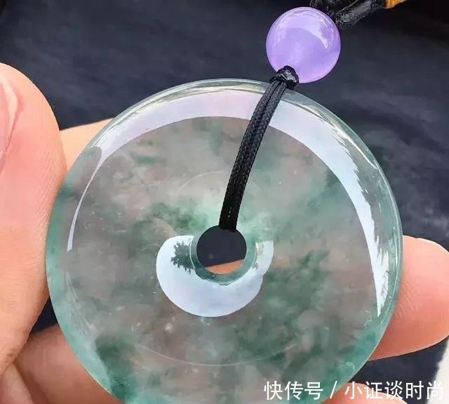 女人戴翡翠好还是和田玉好!